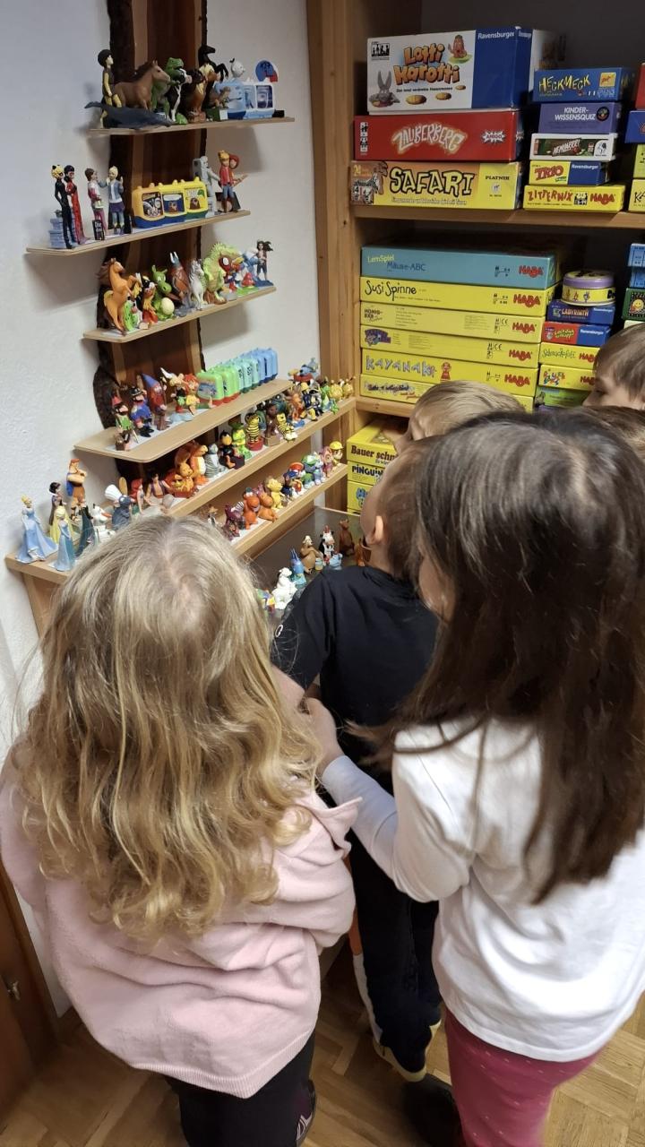 Kinder betrachten Tonieregal