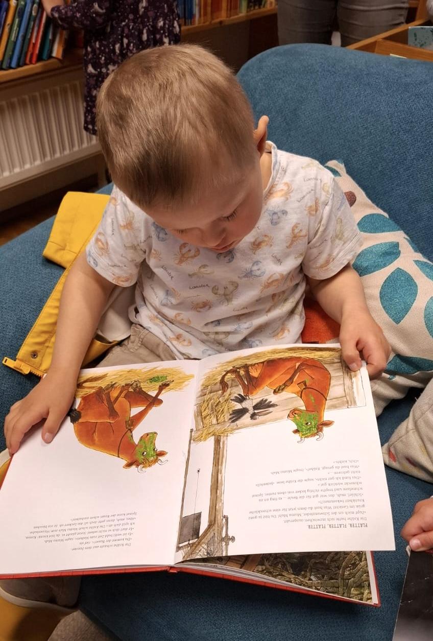 Kind liest ein Buch