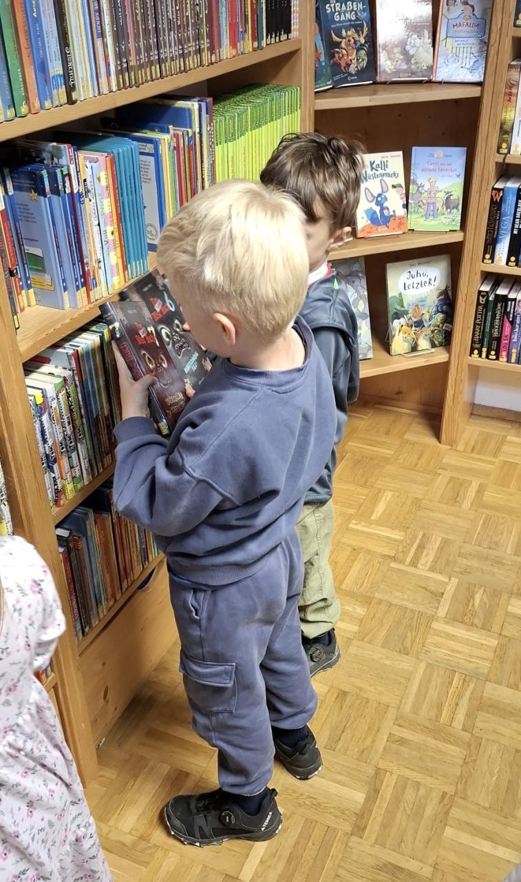 Buben schauen das Kleine böse Buch an