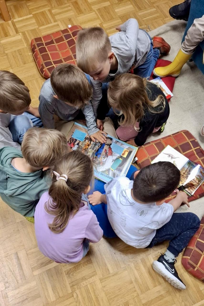 Kinder lesen ein Buch