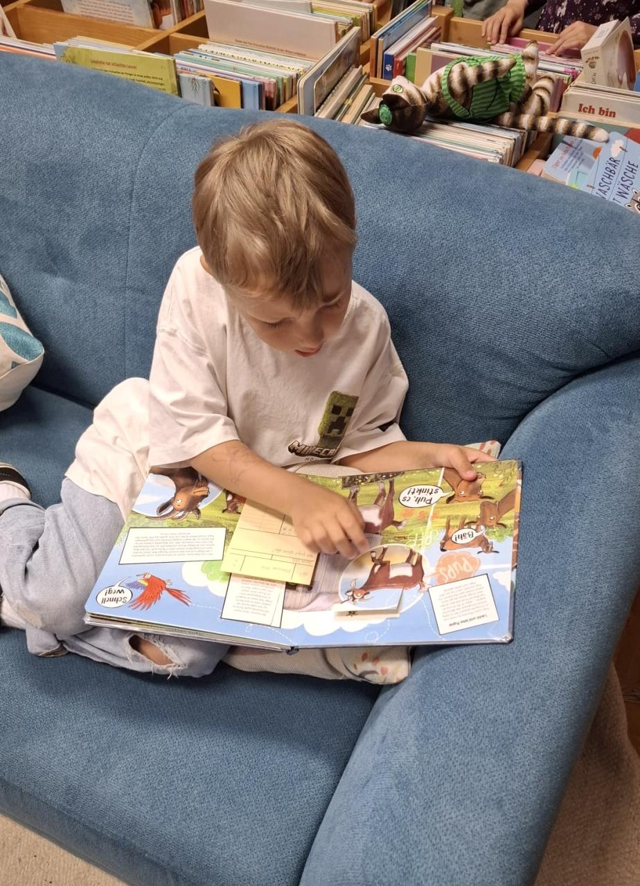 Kind liest Buch