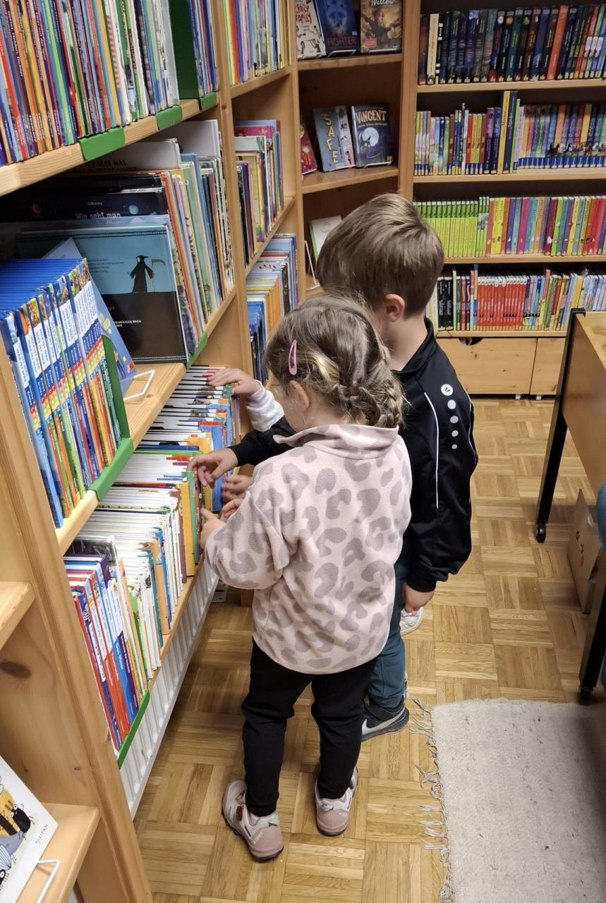 Kinder wählen Buch aus