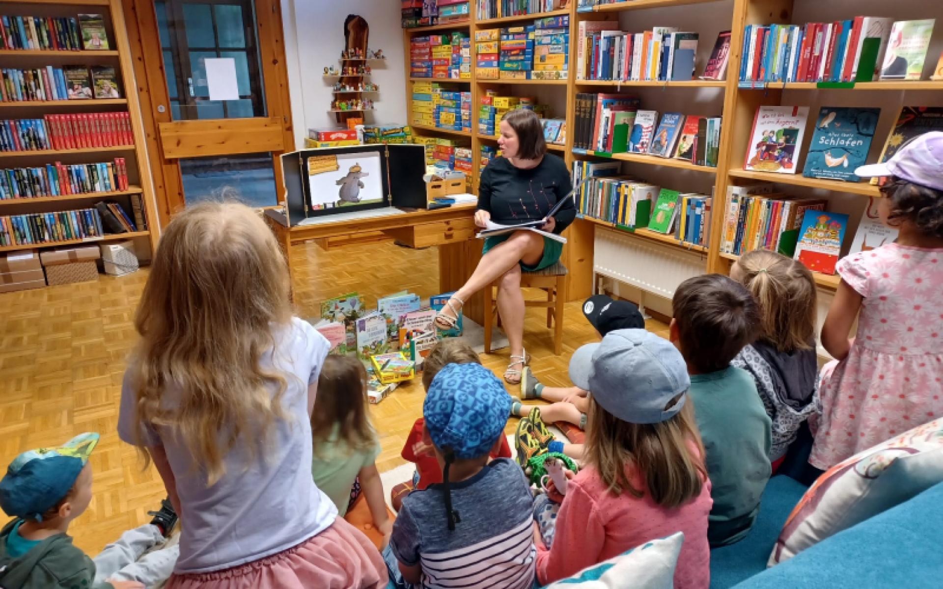Kindergartengruppe besucht Bibliothek Leogang