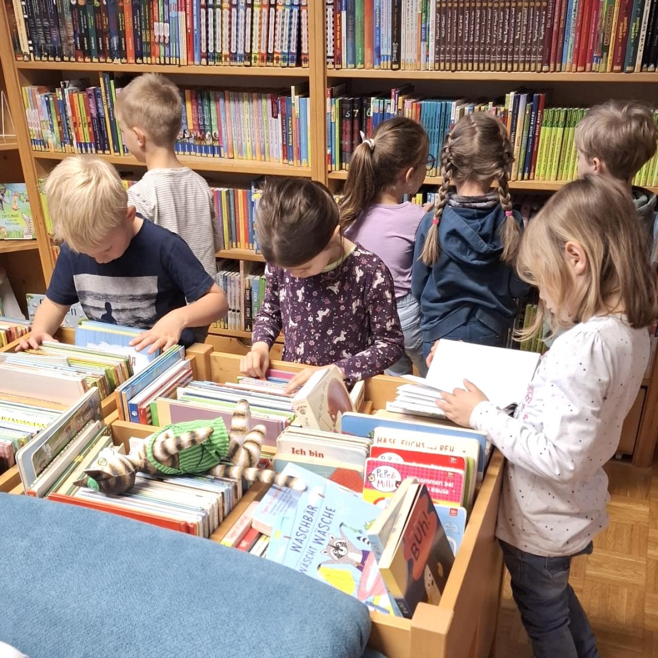 Kinder suchen Bücher aus