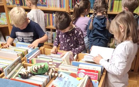 Kinder suchen Bücher aus